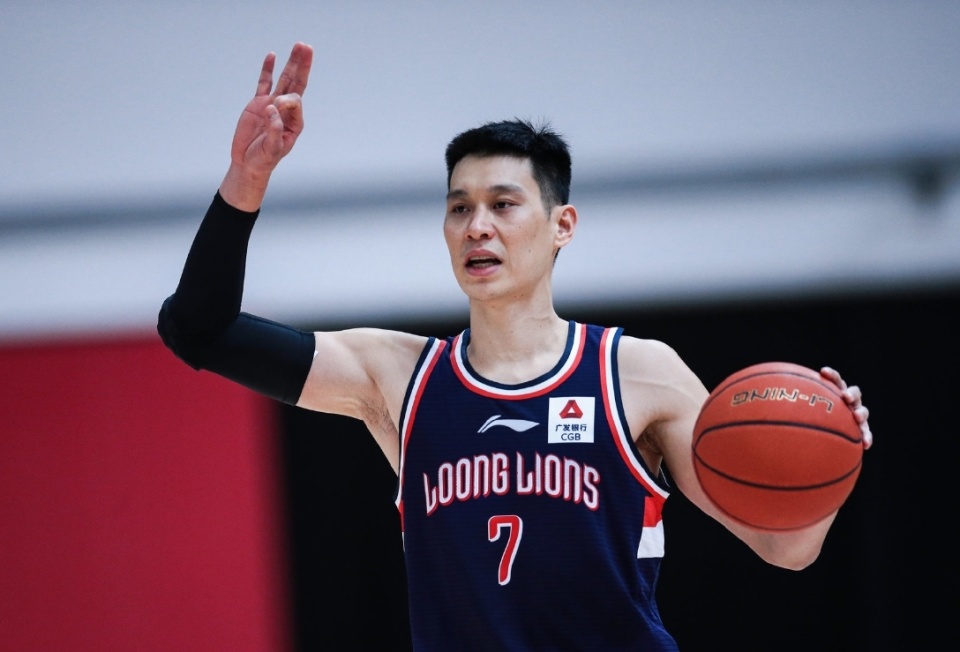 NG体育-林书豪晒与德安东尼合影，盼再次在NBA赛场相遇