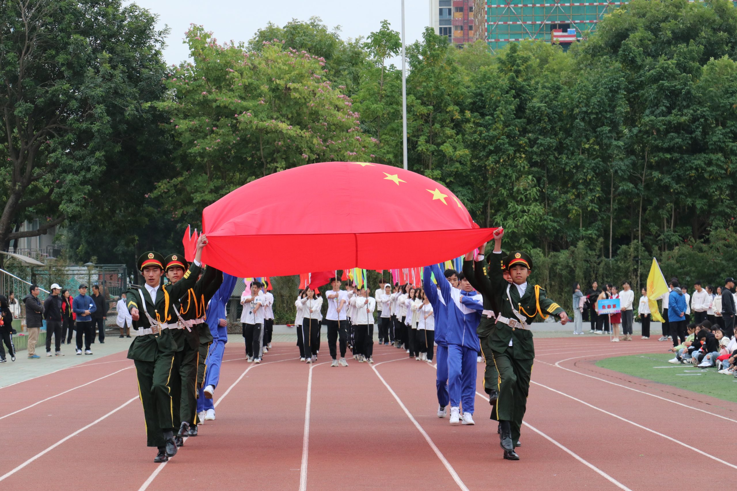 NG体育-红色运动队伍在球场上燃烧斗志