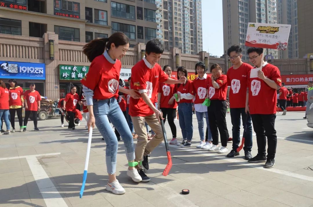 红色运动队伍在球场上燃烧斗志